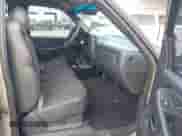 2000 Chevrolet Silverado 1500 z VIN 1GCEC14W6YZ361158, wystawiony jako IAAI lot #41682163 z przebiegiem 167 069 mil mil oraz . Historia ofert i sprzedaży dostępna na DreamBid. Obrazek 5.