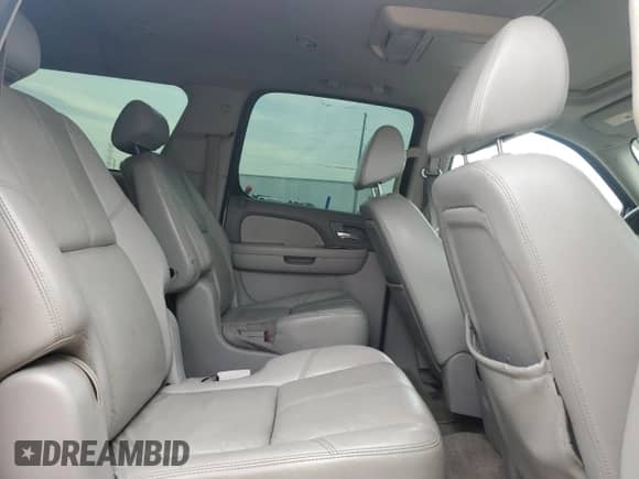 2008 Chevrolet Suburban LTZ z VIN 3GNFK16398G238164, wystawiony jako Copart lot #64173925 z przebiegiem 262 262 mil mil oraz Czysty tytuł • Clean title. Historia ofert i sprzedaży dostępna na DreamBid. Obrazek 11.