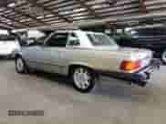 1985 Mercedes-Benz 380 z VIN WDBBA45C8FA035077, wystawiony jako Copart lot #84003385 z przebiegiem 127 403 mil mil oraz Czysty tytuł • Clean title. Historia ofert i sprzedaży dostępna na DreamBid. Obrazek 3.