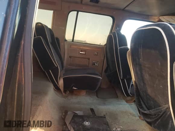 1988 Chevrolet Suburban с VIN 1GBEV16K7JF127952, выставлен на аукционе Copart как лот 76145144 с пробегом 942 545 миль миль и Чистый • Clean title. История ставок и продаж доступна на DreamBid. Изображение 11.