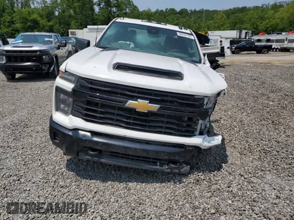 2024 Chevrolet Silverado 2500HD Work Truck z VIN 2GC4YLE76R1240298, wystawiony jako Copart lot #58204195 z przebiegiem 23 460 mil mil oraz Szkoda całkowita • Salvage title. Historia ofert i sprzedaży dostępna na DreamBid. Obrazek 5.