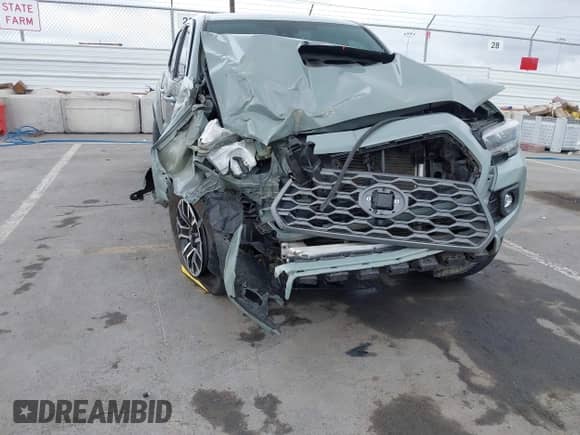 2023 Toyota Tacoma SR z VIN 3TMCZ5ANXPM631484, wystawiony jako IAAI lot #43316224 z przebiegiem 31 823 mil mil oraz . Historia ofert i sprzedaży dostępna na DreamBid. Obrazek 6.