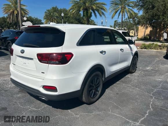 2019 Kia Sorento L z VIN 5XYPG4A33KG533192, wystawiony jako Copart lot #90130505 z przebiegiem 126 375 mil mil oraz Czysty tytuł • Clean title. Historia ofert i sprzedaży dostępna na DreamBid. Obrazek 4.