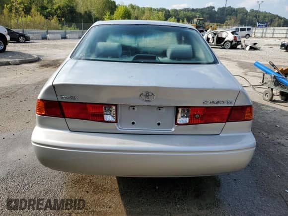 2001 Toyota Camry LE z VIN 4T1BG22K11U848733, wystawiony jako Copart lot #80791745 z przebiegiem 123 194 mil mil oraz Nie do naprawy • Non repairable. Historia ofert i sprzedaży dostępna na DreamBid. Obrazek 6.