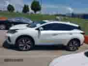 2024 Nissan Murano SL z VIN 5N1AZ2CJ1RC109682, wystawiony jako IAAI lot #42696525 z przebiegiem 12 845 mil mil oraz . Historia ofert i sprzedaży dostępna na DreamBid. Obrazek 14.