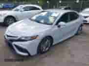 2023 Toyota Camry SE z VIN 4T1G11AK2PU137294, wystawiony jako IAAI lot #43313542 z przebiegiem 71 374 mil mil oraz . Historia ofert i sprzedaży dostępna na DreamBid. Obrazek 2.