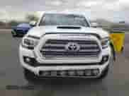 2017 Toyota Tacoma SR5 z VIN 5TFRZ5CN7HX023988, wystawiony jako Copart lot #70519005 z przebiegiem 70 342 mil mil oraz Szkoda całkowita • Salvage title. Historia ofert i sprzedaży dostępna na DreamBid. Obrazek 5.