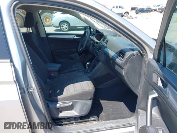 2022 Volkswagen Tiguan S z VIN 3VV1B7AX5NM152137, wystawiony jako IAAI lot #43150933 z przebiegiem 49 575 mil mil oraz . Historia ofert i sprzedaży dostępna na DreamBid. Obrazek 5.