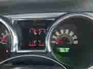 2006 Ford Mustang GT Deluxe z VIN 1ZVFT82H765156662, wystawiony jako IAAI lot #43391359 z przebiegiem 62 554 mil mil oraz . Historia ofert i sprzedaży dostępna na DreamBid. Obrazek 7.