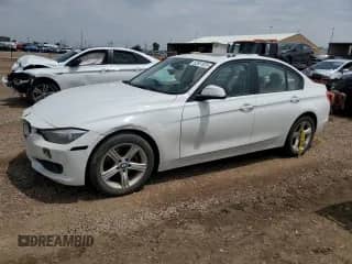 2015 BMW 3 Series 320i xDrive с VIN WBA3C3C51FP663930, выставлен на аукционе Copart как лот 62561025 с пробегом 92 415 миль миль и Списание • Salvage title. История ставок и продаж доступна на DreamBid. Изображение 1.