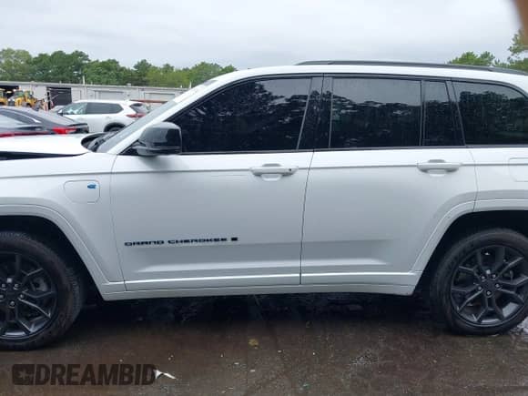 2024 Jeep Grand Cherokee z VIN 1C4RJYB60R8955271, wystawiony jako IAAI lot #43190734 z przebiegiem 19 461 mil mil oraz . Historia ofert i sprzedaży dostępna na DreamBid. Obrazek 14.