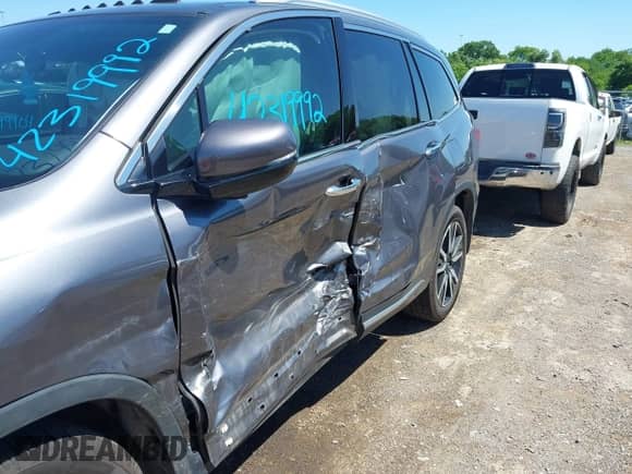 2020 Honda Pilot Touring 7-Passenger z VIN 5FNYF5H69LB015626, wystawiony jako IAAI lot #42319992 z przebiegiem 134 084 mil mil oraz . Historia ofert i sprzedaży dostępna na DreamBid. Obrazek 6.