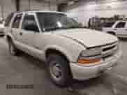 2002 Chevrolet Blazer LS z VIN 1GNDT13W02K237066, wystawiony jako IAAI lot #43275570 z przebiegiem 149 307 mil mil oraz . Historia ofert i sprzedaży dostępna na DreamBid. Obrazek 1.