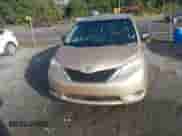 2011 Toyota Sienna LE z VIN 5TDKK3DC4BS161024, wystawiony jako IAAI lot #43360502 z przebiegiem 233 998 mil mil oraz . Historia ofert i sprzedaży dostępna na DreamBid. Obrazek 13.