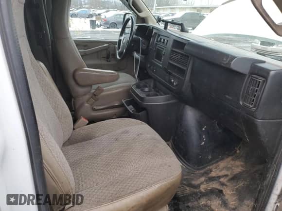 2017 Chevrolet Express Cargo z VIN 1GCWGBFF4H1122833, wystawiony jako Copart lot #85538934 z przebiegiem Nie podano mil oraz Szkoda całkowita • Salvage title. Historia ofert i sprzedaży dostępna na DreamBid. Obrazek 7.