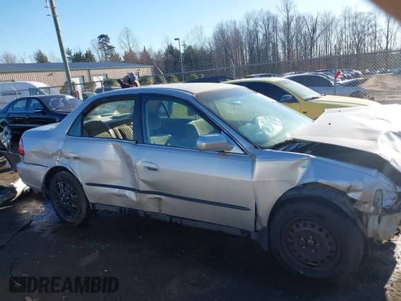 1998 Honda Accord LX z VIN 1HGCG1642WA070628, wystawiony jako IAAI lot #41457636 z przebiegiem 260 036 mil mil oraz . Historia ofert i sprzedaży dostępna na DreamBid. Obrazek 14.