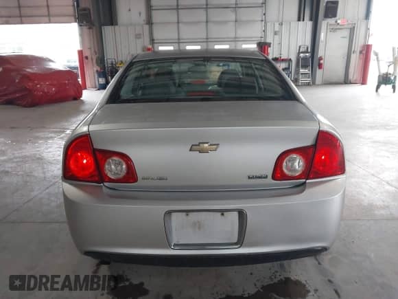 2010 Chevrolet Malibu 1FL z VIN 1G1ZA5E00AF244796, wystawiony jako IAAI lot #43290010 z przebiegiem 127 256 mil mil oraz . Historia ofert i sprzedaży dostępna na DreamBid. Obrazek 16.