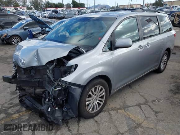 2017 Toyota Sienna XLE Auto Access Seat z VIN 5TDYZ3DC6HS809784, wystawiony jako IAAI lot #41546264 z przebiegiem 98 937 mil mil oraz . Historia ofert i sprzedaży dostępna na DreamBid. Obrazek 20.