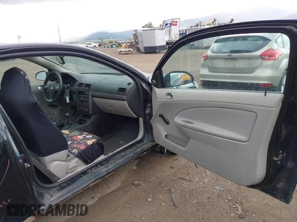2009 Chevrolet Cobalt LS z VIN 1G1AK18H397182305, wystawiony jako IAAI lot #42248615 z przebiegiem 175 985 mil mil oraz . Historia ofert i sprzedaży dostępna na DreamBid. Obrazek 5.