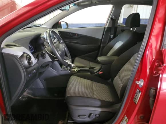 2020 Hyundai Kona SEL Plus z VIN KM8K6CAAXLU528959, wystawiony jako Copart lot #68647425 z przebiegiem 59 100 mil mil oraz Szkoda całkowita • Salvage title. Historia ofert i sprzedaży dostępna na DreamBid. Obrazek 7.