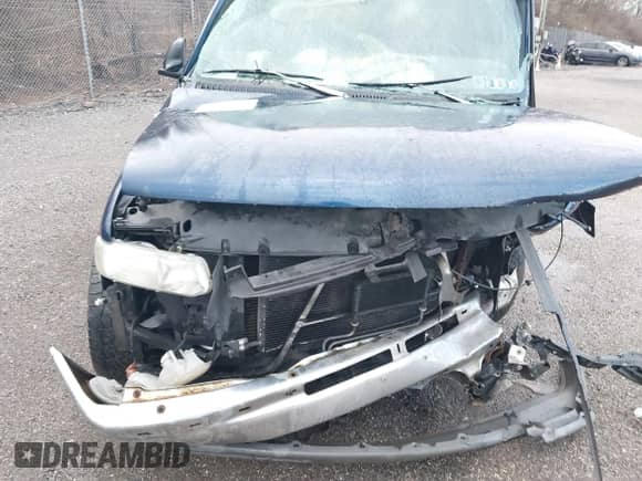 1999 Chevrolet Silverado 2500 LS z VIN 1GCGK29U4XE233127, wystawiony jako IAAI lot #41811564 z przebiegiem Nie podano mil oraz . Historia ofert i sprzedaży dostępna na DreamBid. Obrazek 6.