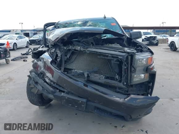 2020 Chevrolet Silverado 1500 Custom z VIN 1GCPWBEK0LZ157613, wystawiony jako IAAI lot #43247346 z przebiegiem 155 094 mil mil oraz . Historia ofert i sprzedaży dostępna na DreamBid. Obrazek 13.