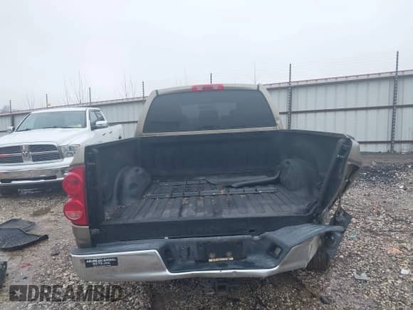 2007 Dodge 1500 SLT z VIN 3D7KR19D17G809058, wystawiony jako IAAI lot #41558278 z przebiegiem 163 346 mil mil oraz . Historia ofert i sprzedaży dostępna na DreamBid. Obrazek 16.