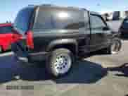 1996 Chevrolet Tahoe z VIN 3GNEK18RXTG150164, wystawiony jako Copart lot #77810474 z przebiegiem 300 287 mil mil oraz Szkoda całkowita • Salvage title. Historia ofert i sprzedaży dostępna na DreamBid. Obrazek 3.