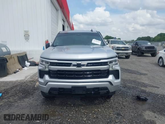 2022 Chevrolet Silverado 1500 RST z VIN 1GCUDEET8NZ571342, wystawiony jako IAAI lot #42146604 z przebiegiem 90 957 mil mil oraz . Historia ofert i sprzedaży dostępna na DreamBid. Obrazek 12.