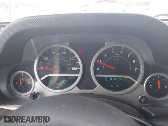 2007 Jeep Wrangler Unlimited Sahara z VIN 1J4GA591X7L117415, wystawiony jako IAAI lot #42509979 z przebiegiem 96 192 mil mil oraz . Historia ofert i sprzedaży dostępna na DreamBid. Obrazek 7.