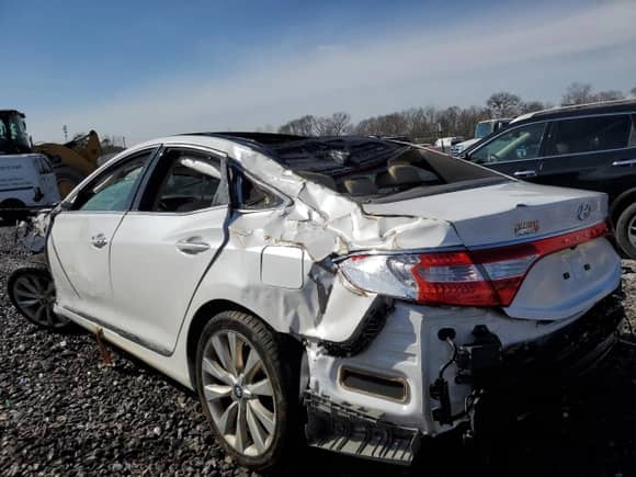 2017 Hyundai Azera Limited with VIN KMHFH4JG5HA586587, listed as a Copart auction lot 44940955 with 67,343 mi miles and Non repairable. Bid and sale history available at DreamBid. Image 2.