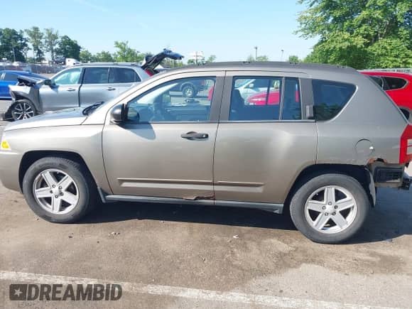 2008 Jeep Compass Sport с VIN 1J8FT47068D635994, выставлен на аукционе IAAI как лот 42392737 с пробегом 169 436 миль миль и . История ставок и продаж доступна на DreamBid. Изображение 14.