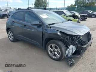 2022 Hyundai Kona SEL z VIN KM8K6CAB9NU773599, wystawiony jako IAAI lot #43395258 z przebiegiem 30 999 mil mil oraz . Historia ofert i sprzedaży dostępna na DreamBid. Obrazek 1.