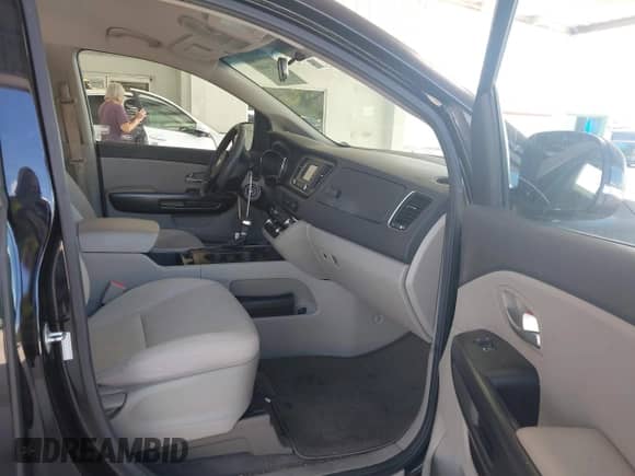 2018 Kia Sedona L z VIN KNDMA5C18J6346554, wystawiony jako IAAI lot #43274480 z przebiegiem 202 454 mil mil oraz . Historia ofert i sprzedaży dostępna na DreamBid. Obrazek 5.