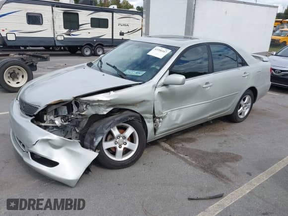 2005 Toyota Camry XLE z VIN 4T1BE32K35U547124, wystawiony jako IAAI lot #43356167 z przebiegiem 235 904 mil mil oraz . Historia ofert i sprzedaży dostępna na DreamBid. Obrazek 17.