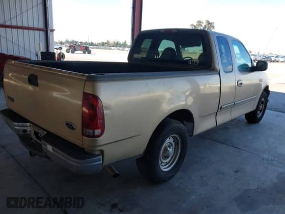 2000 Ford F-150 XL z VIN 1FTZX1724YNC08686, wystawiony jako IAAI lot #43482919 z przebiegiem 265 454 mil mil oraz . Historia ofert i sprzedaży dostępna na DreamBid. Obrazek 4.