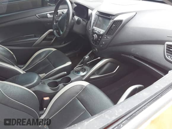 2013 Hyundai Veloster Turbo с VIN KMHTC6AE8DU176225, выставлен на аукционе IAAI как лот 42266436 с пробегом 141 308 миль миль и . История ставок и продаж доступна на DreamBid. Изображение 5.