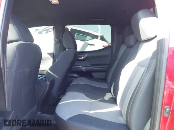 2021 Toyota Tacoma SR z VIN 5TFCZ5AN0MX262902, wystawiony jako IAAI lot #43535009 z przebiegiem 70 926 mil mil oraz . Historia ofert i sprzedaży dostępna na DreamBid. Obrazek 8.