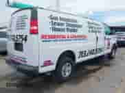 2019 Chevrolet Express Cargo z VIN 1GCWGBFP5K1372789, wystawiony jako IAAI lot #42361642 z przebiegiem 170 352 mil mil oraz . Historia ofert i sprzedaży dostępna na DreamBid. Obrazek 4.
