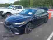 2021 Toyota Camry SE Nightshade z VIN 4T1G11AK8MU494510, wystawiony jako IAAI lot #43225311 z przebiegiem 73 978 mil mil oraz . Historia ofert i sprzedaży dostępna na DreamBid. Obrazek 18.