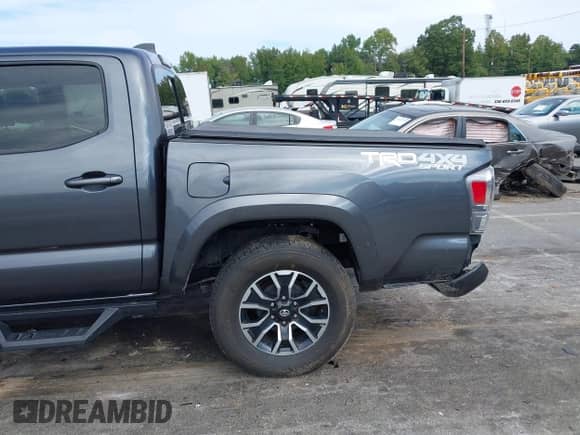 2023 Toyota Tacoma SR z VIN 3TMCZ5AN3PM613358, wystawiony jako IAAI lot #43211852 z przebiegiem 25 287 mil mil oraz . Historia ofert i sprzedaży dostępna na DreamBid. Obrazek 17.