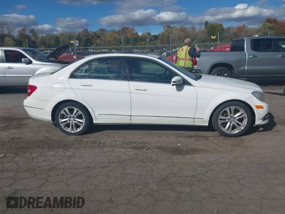 2013 Mercedes-Benz C 300 Sport z VIN WDDGF8AB2DR295945, wystawiony jako IAAI lot #43535423 z przebiegiem 193 909 mil mil oraz . Historia ofert i sprzedaży dostępna na DreamBid. Obrazek 13.
