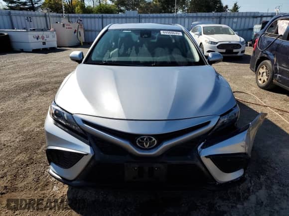 2022 Toyota Camry SE z VIN 4T1G11AK7NU668455, wystawiony jako Copart lot #84560635 z przebiegiem 136 763 mil mil oraz Czysty tytuł • Clean title. Historia ofert i sprzedaży dostępna na DreamBid. Obrazek 5.