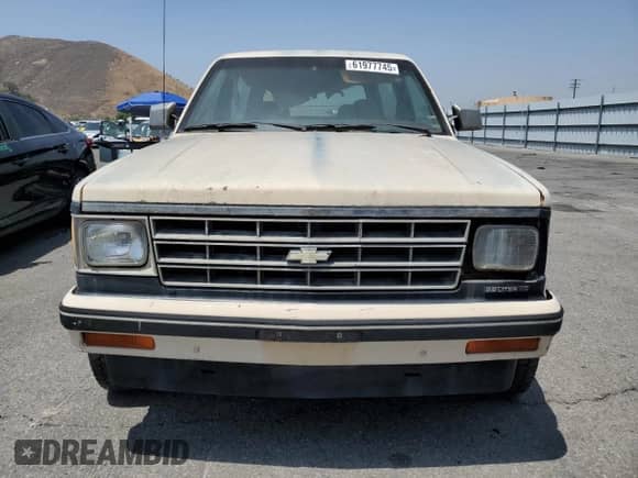 1985 Chevrolet Blazer z VIN 1G8CT18B5F8156619, wystawiony jako Copart lot #61977745 z przebiegiem 22 993 mil mil oraz Czysty tytuł • Clean title. Historia ofert i sprzedaży dostępna na DreamBid. Obrazek 5.