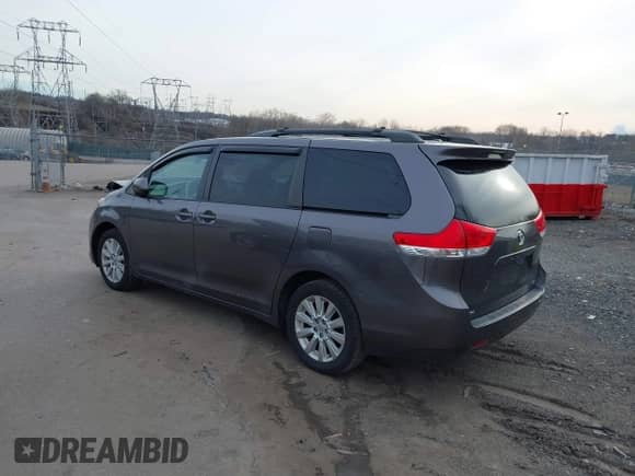 2014 Toyota Sienna LE z VIN 5TDJK3DC1ES087626, wystawiony jako IAAI lot #41610813 z przebiegiem 142 311 mil mil oraz . Historia ofert i sprzedaży dostępna na DreamBid. Obrazek 3.