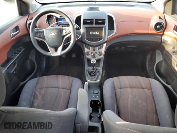 2013 Chevrolet Sonic LT с VIN 1G1JD5SG9D4196723, выставлен на аукционе Copart как лот 50948065 с пробегом 76 311 миль миль и На запчасти • Non repairable. История ставок и продаж доступна на DreamBid. Изображение 8.