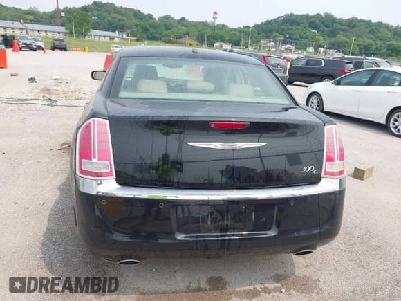 2013 Chrysler 300 C с VIN 2C3CCAEG7DH520802, выставлен на аукционе IAAI как лот 42385576 с пробегом 127 396 миль миль и . История ставок и продаж доступна на DreamBid. Изображение 16.
