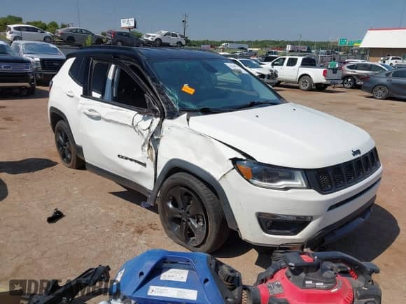 2019 Jeep Compass Altitude z VIN 3C4NJCBBXKT636725, wystawiony jako IAAI lot #43200549 z przebiegiem 99 713 mil mil oraz . Historia ofert i sprzedaży dostępna na DreamBid. Obrazek 1.
