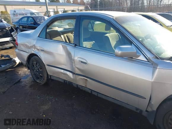 1998 Honda Accord LX z VIN 1HGCG1642WA070628, wystawiony jako IAAI lot #41457636 z przebiegiem 260 036 mil mil oraz . Historia ofert i sprzedaży dostępna na DreamBid. Obrazek 18.