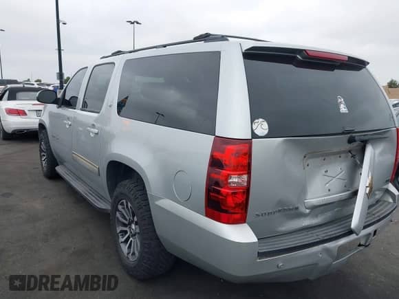 2010 Chevrolet Suburban LT z VIN 1GNUCJE03AR238548, wystawiony jako IAAI lot #42104596 z przebiegiem 153 959 mil mil oraz . Historia ofert i sprzedaży dostępna na DreamBid. Obrazek 3.